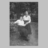 094-0082 Dieses Foto trug Gustav Adomeit bei sich, als er im 1. Weltkrieg verwundet wurde. Das Bild wurde durch Splitter sehr beschaedigt.jpg